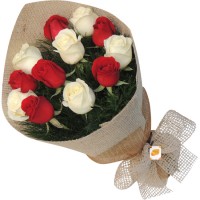 Bouquet com 6 rosas vermelhas e 6 rosas brancas